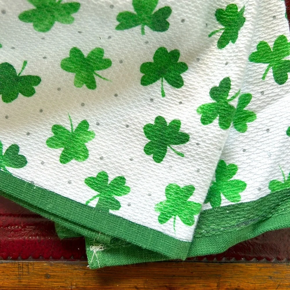 Green Shamrock St. Patrick’s Day Patterned Hand Towel 1 NWOT unused